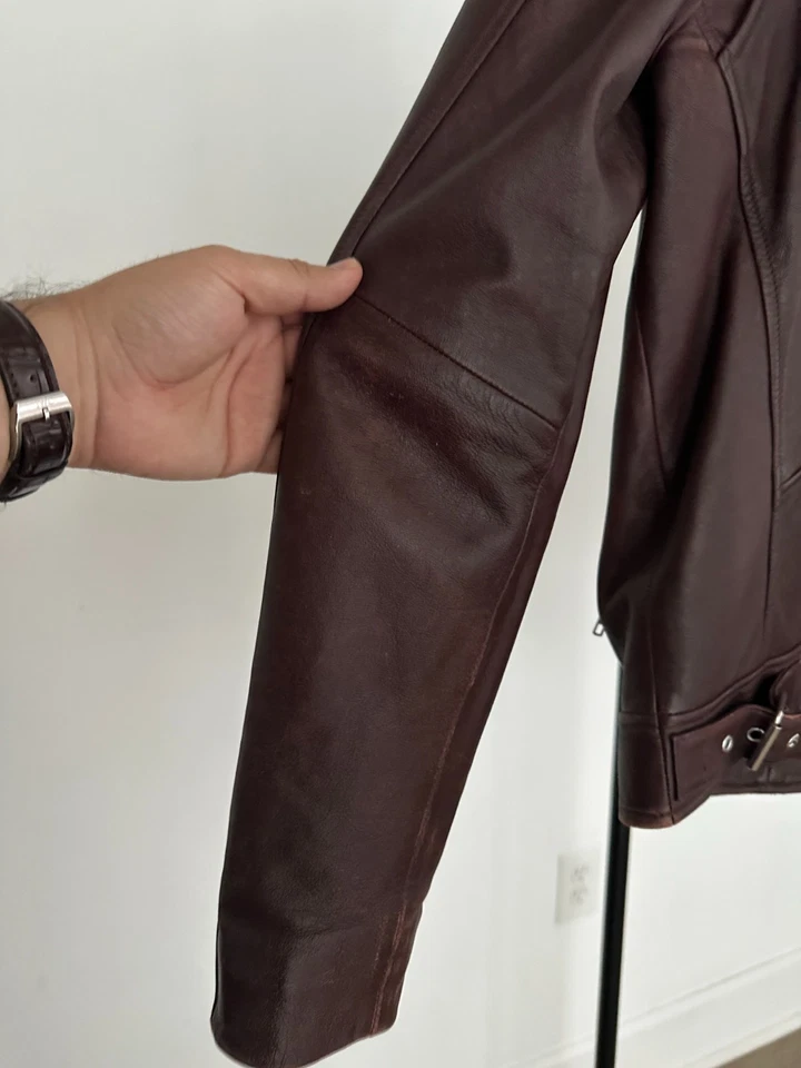 Chaqueta de cuero pequeña The Kooples para hombre motocicleta borgoña Foto 4 de 4