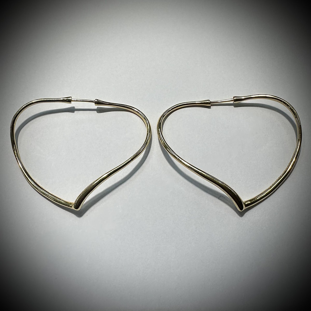 【Tiffany&Co】Elsa Peretti Open Heart Hoop Earrings Elsa Peretti® Open Heart hoop earrings in sterling silver