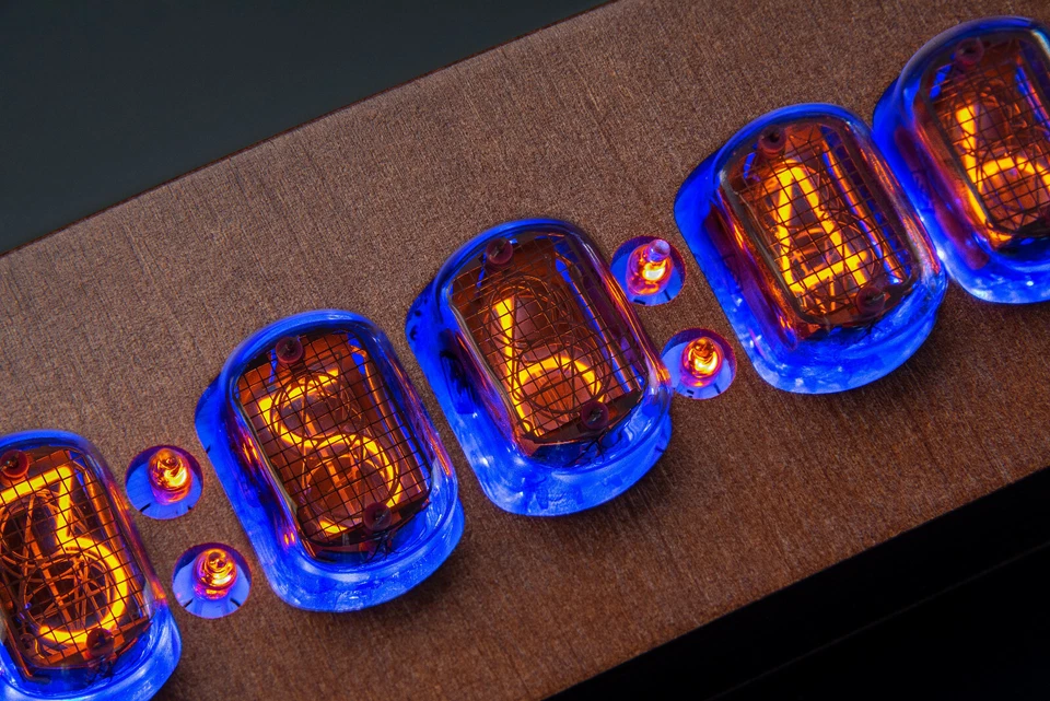 IN-12 Nixie Tubes Clock in a Painted Plywood Case Format 12/24H Temp F/C - Image 3 of 4