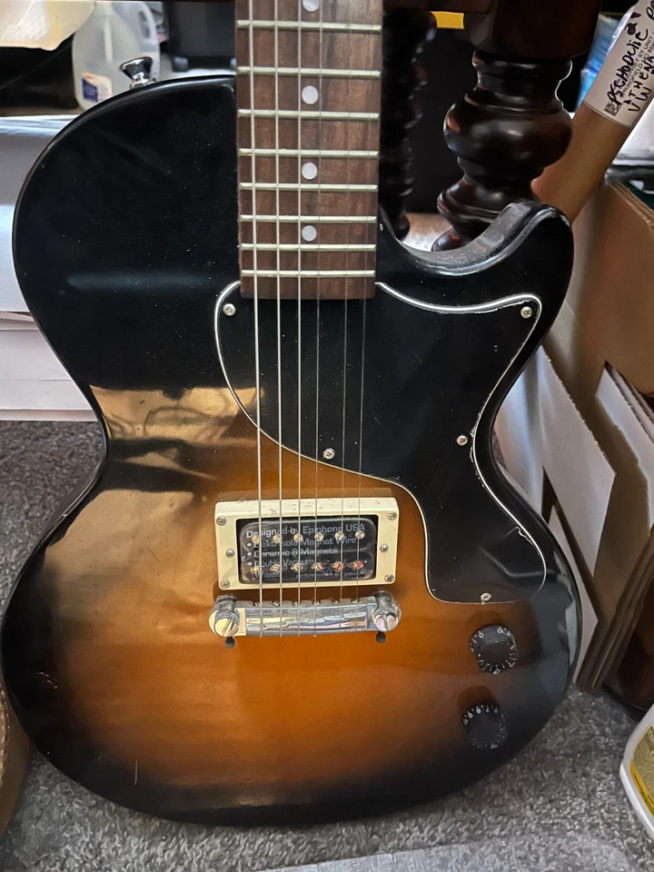 Guitarra Auténtica Epiphone Les Paul Junior con correa. necesita cuerdas nuevas sin probar Foto 2 de 4