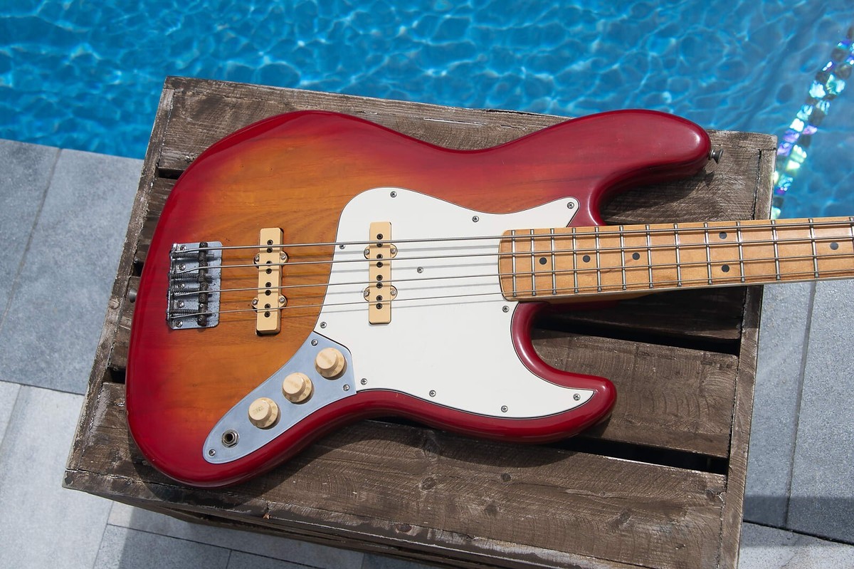 FENDER JAZZ BASS ボディ 1973 Fender Jazz Bass in Olympic White | The Music Emporium