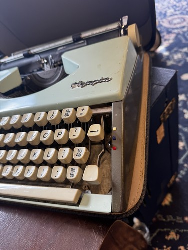 Vintage Olympla Typewriter & Case De Luxe Not Been Used In Years - Picture 5 of 6