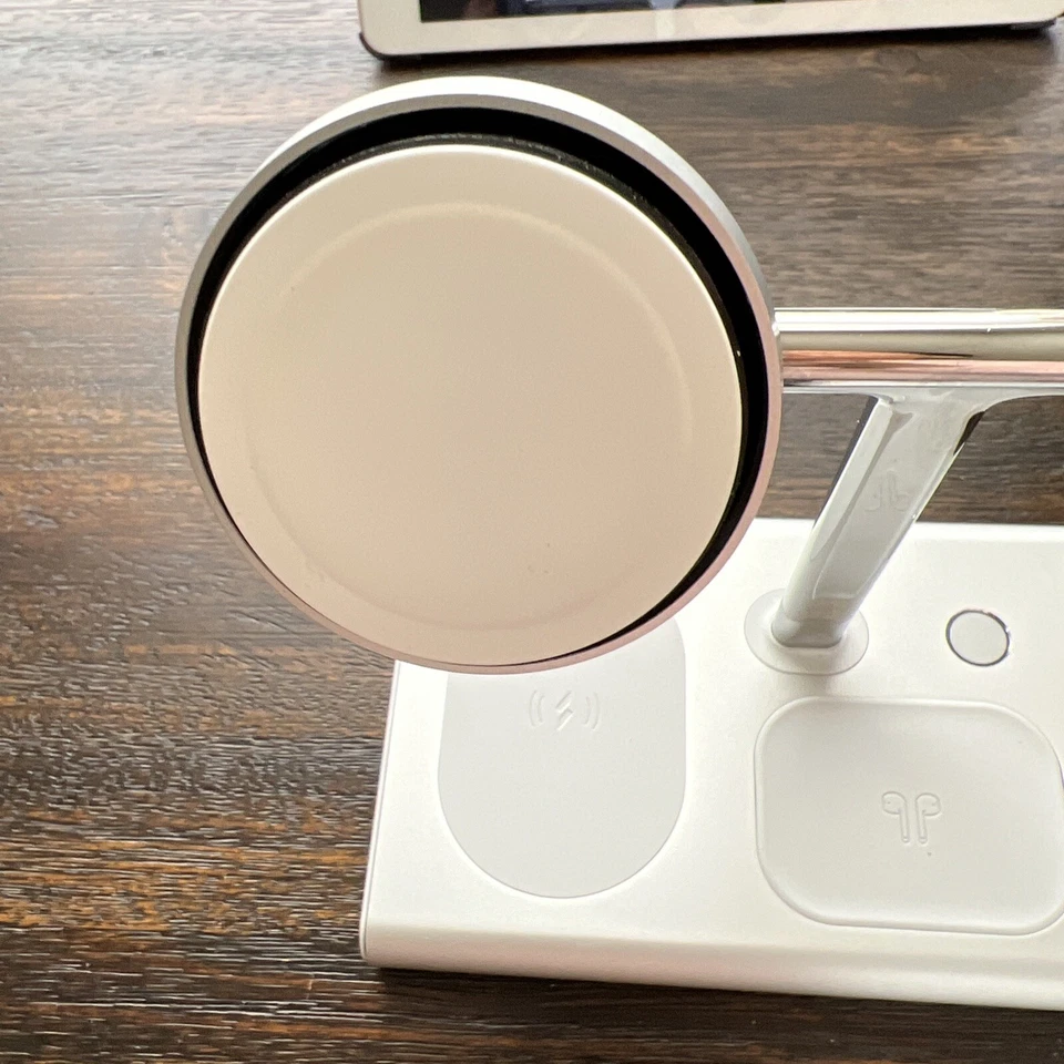 Insignia - Cargador Inalámbrico 4 en 1 15W con MagSafe para iPhone ¡PREVENIDO! Foto 3 de 4