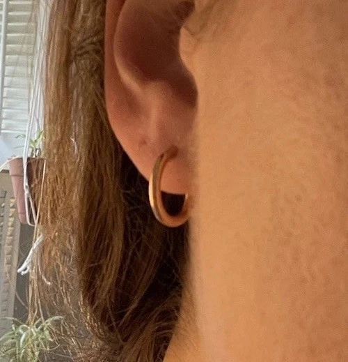 Aros Huggie clásicos rellenos de oro rosa de 14k con poste y respaldo de mariposa Foto 2 de 4