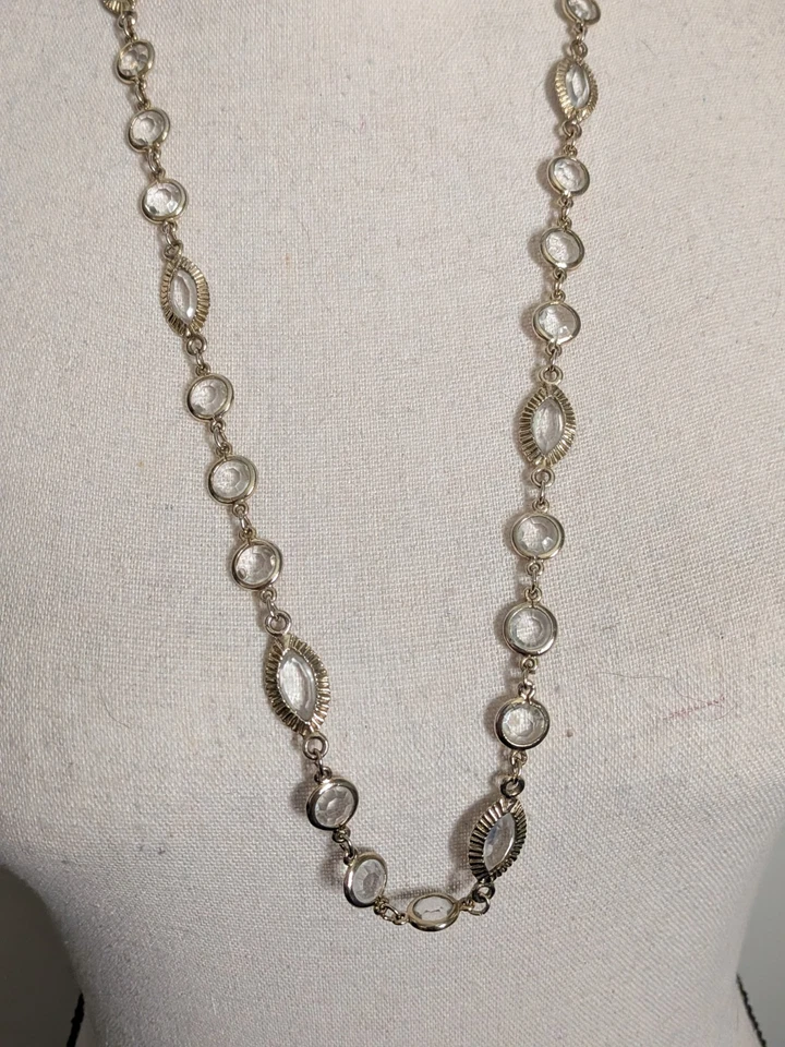 Colar corrente vintage duas irmãs moldura Lucite tom dourado 28" - Imagem 2 de 4