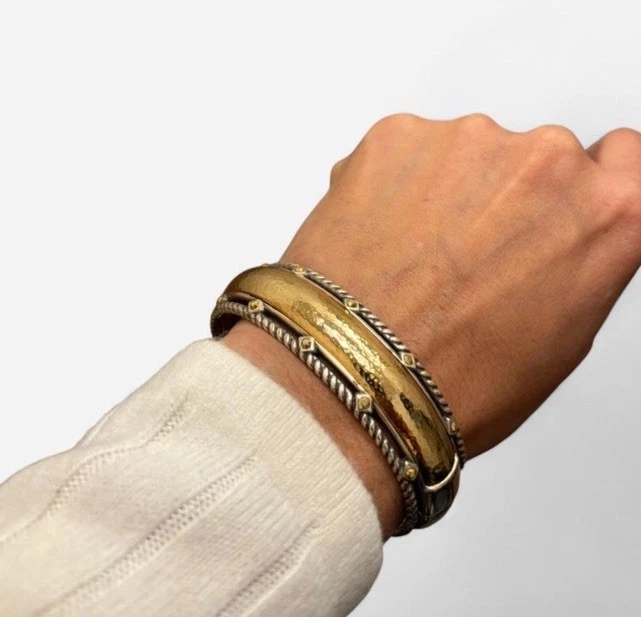 Bracelete com fecho magnético de ouro e prata Brighton. 7 pol. Assinado - Imagem 2 de 4