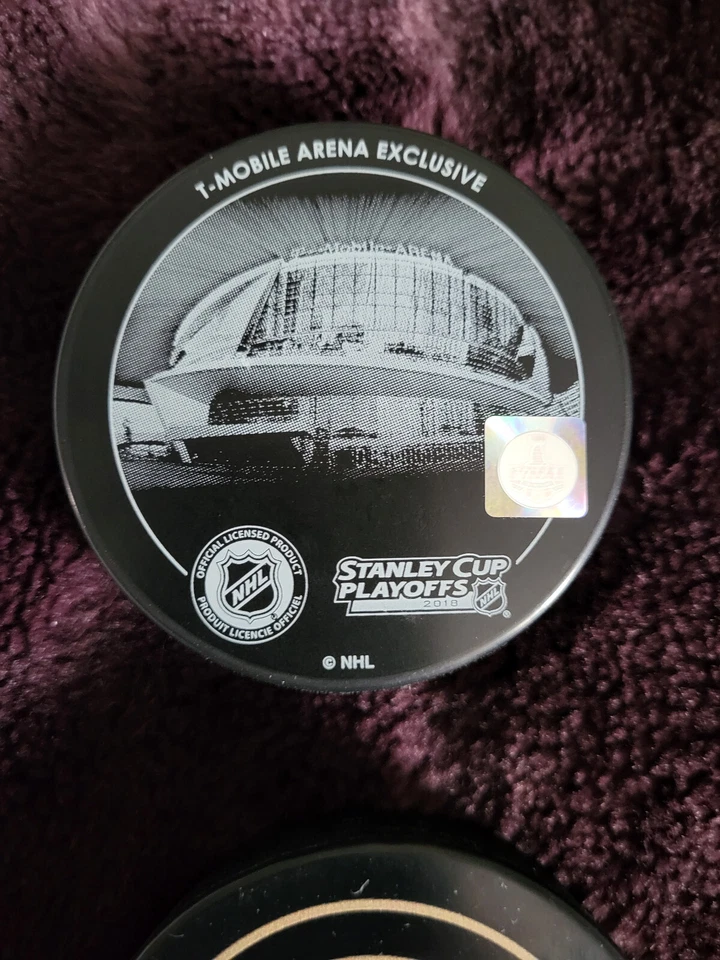 Conjunto colecionável de disco e toalha de hóquei Golden Knights Las Vegas - Imagem 4 de 4