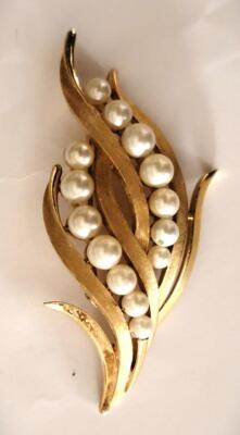 Vintage Signierte TRIFARI KRONE Goldfarbene Kunstperlen SPIKE Form Brosche