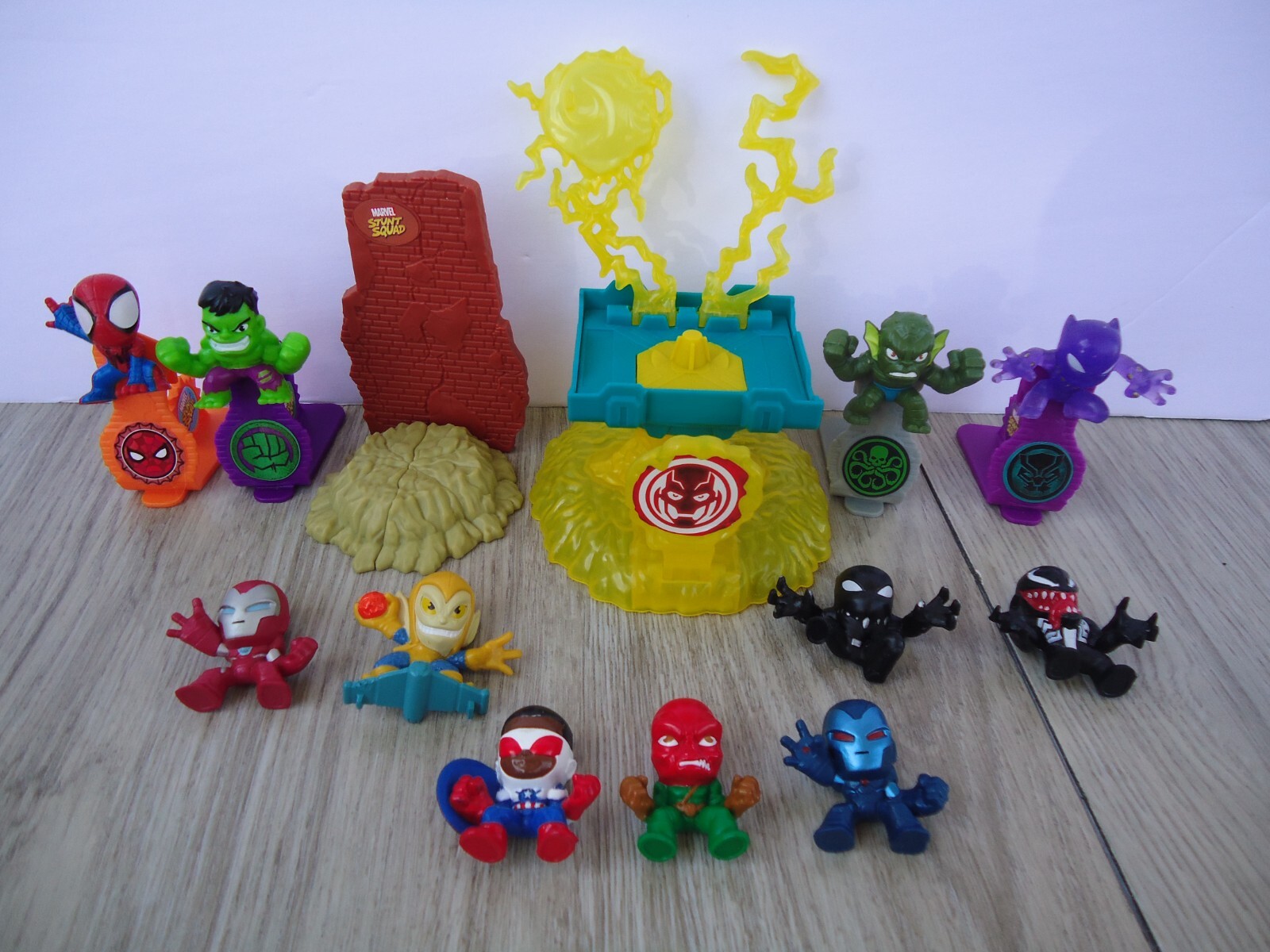 Lot of Marvel Stunt Squad 11 Mini Figurines Superhero and Villains plus Stands