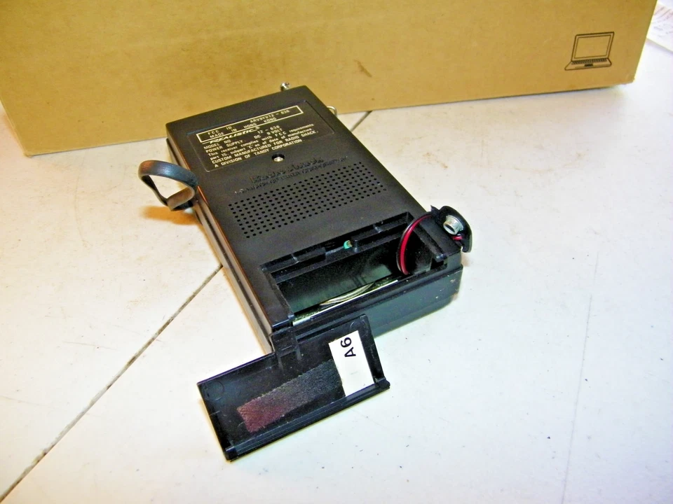 Realistic AM/FM Battery Portable Radio Model 12-636 Vintage Radio Shack Working - Image 3 of 3