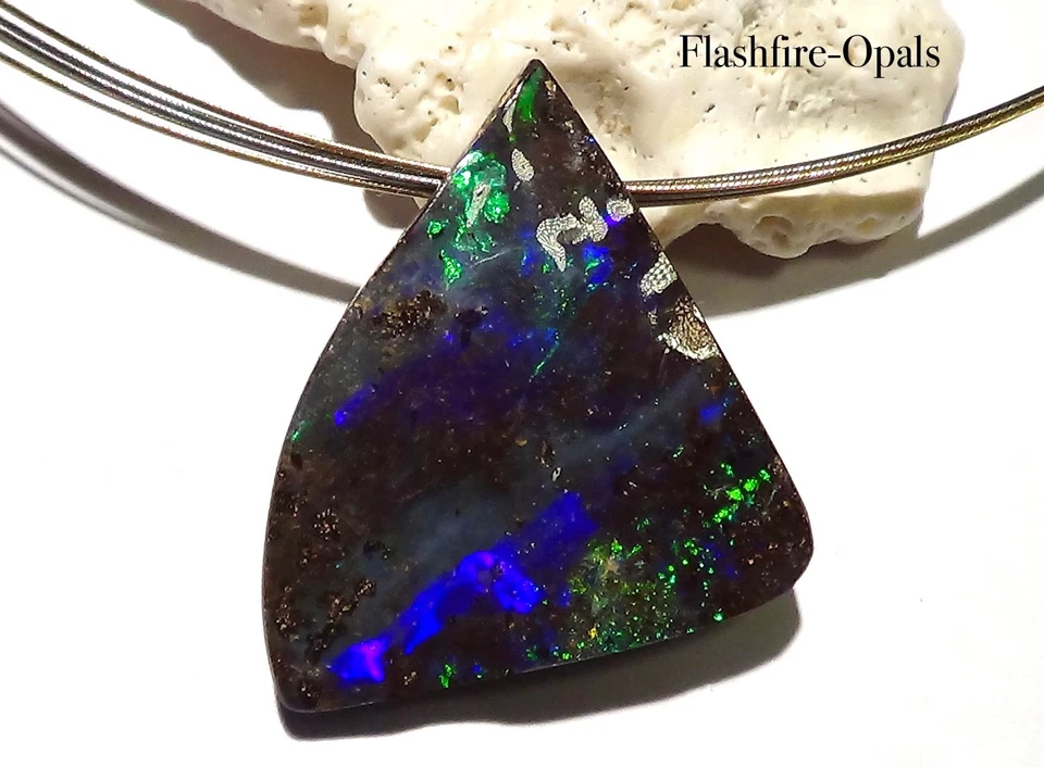 43,6 ct. Gem Boulder Opal Anhänger GRÜN-BLAU-LILA - Flashfire-Opals