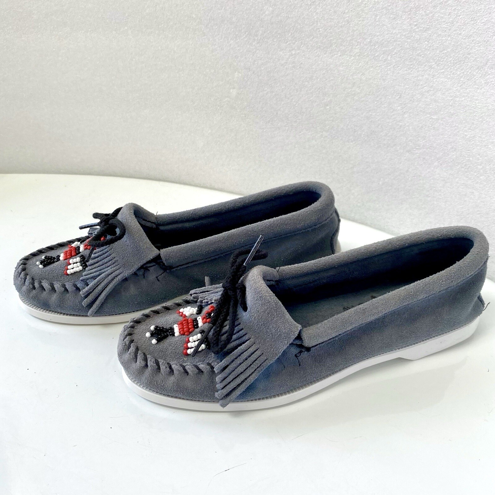 SAOLA Mocassini Minnetonka vintage grigi da donna taglia 6 perline Thunderbird suola rigida made in USA