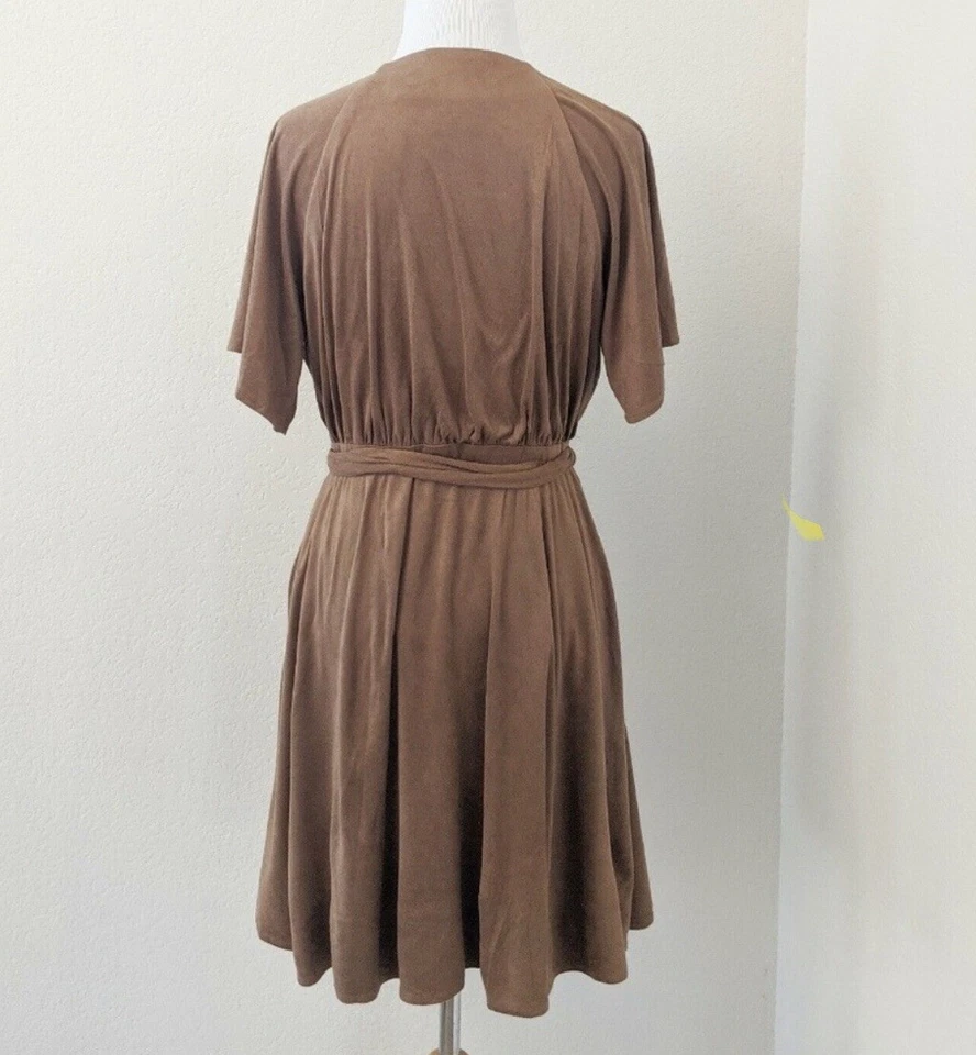 全新带标签 Miss Me 裹身连衣裙人造西装短袖衬里迷你棕色可可 — 第 3/4 张图片