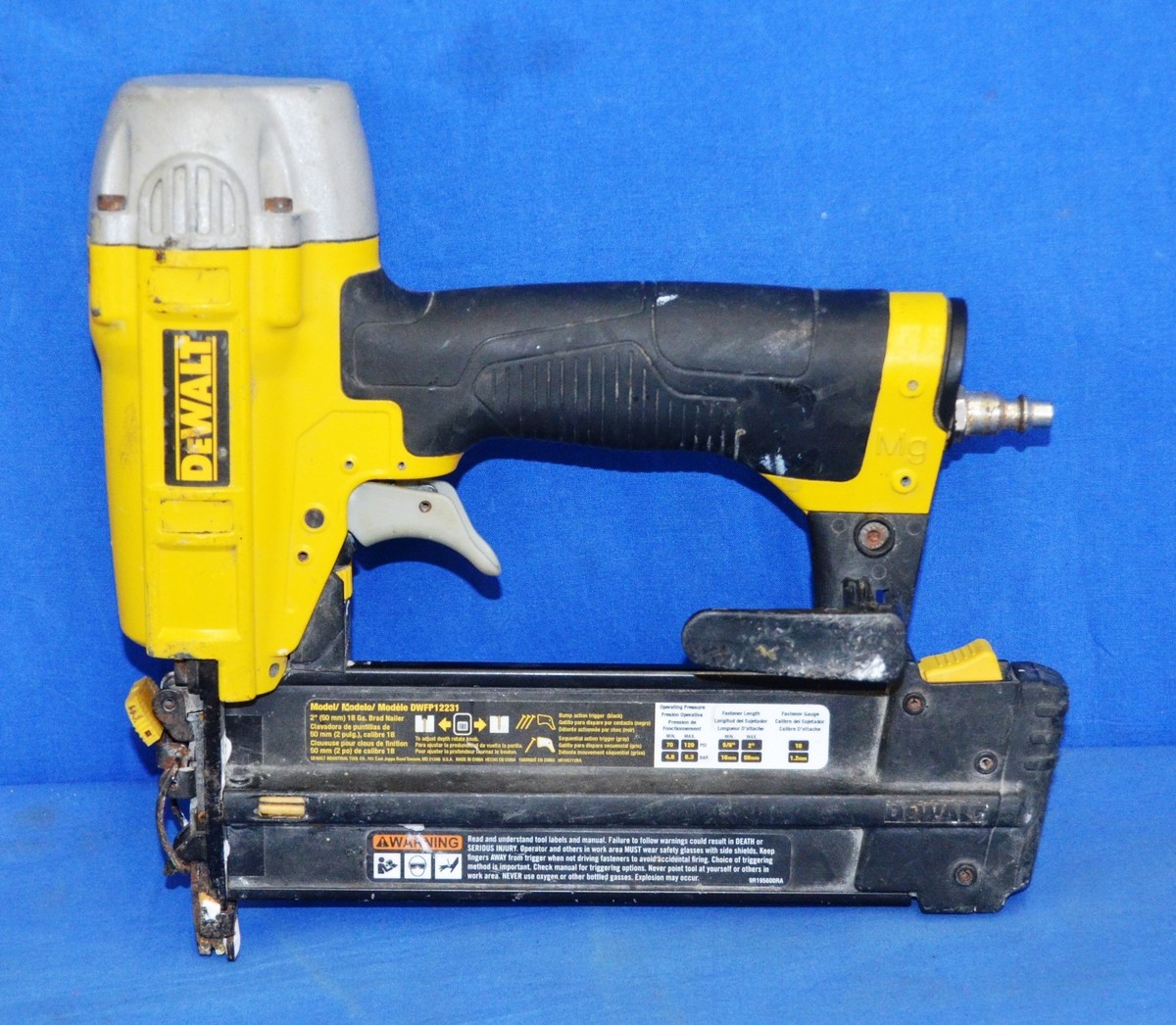 DEWALT DWFP12231 Pneumatic 18-Gauge 2