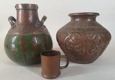 3 antike alte Kupferstücke, islamisches gehämmertes Gefäß, emaillierter Krug, kleiner Becher