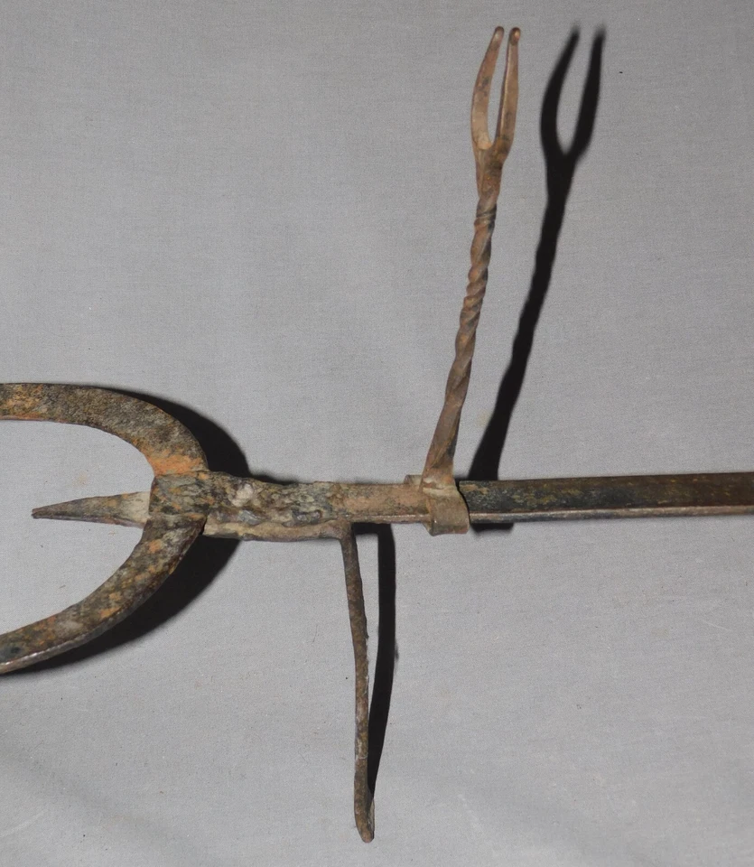 Antigua chimenea de hierro forjado remache tostadora siglo XVIII trípode hecho por herrero Foto 4 de 4