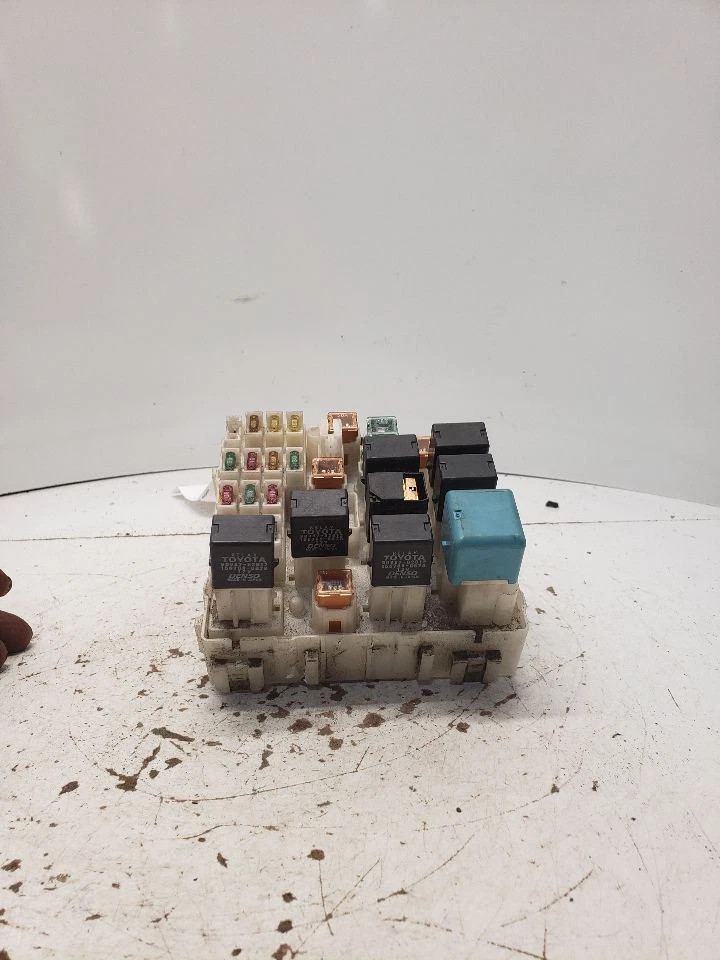 Caja de fusibles motor a través de 6/03 compatible con 01-03 RAV4 1371853 Foto 2 de 4