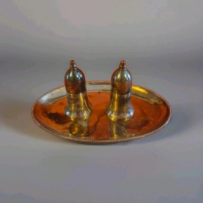 Vintage versilbert Salz Pfefferstreuer Set auf passendem ovalen Tablett Geschirr