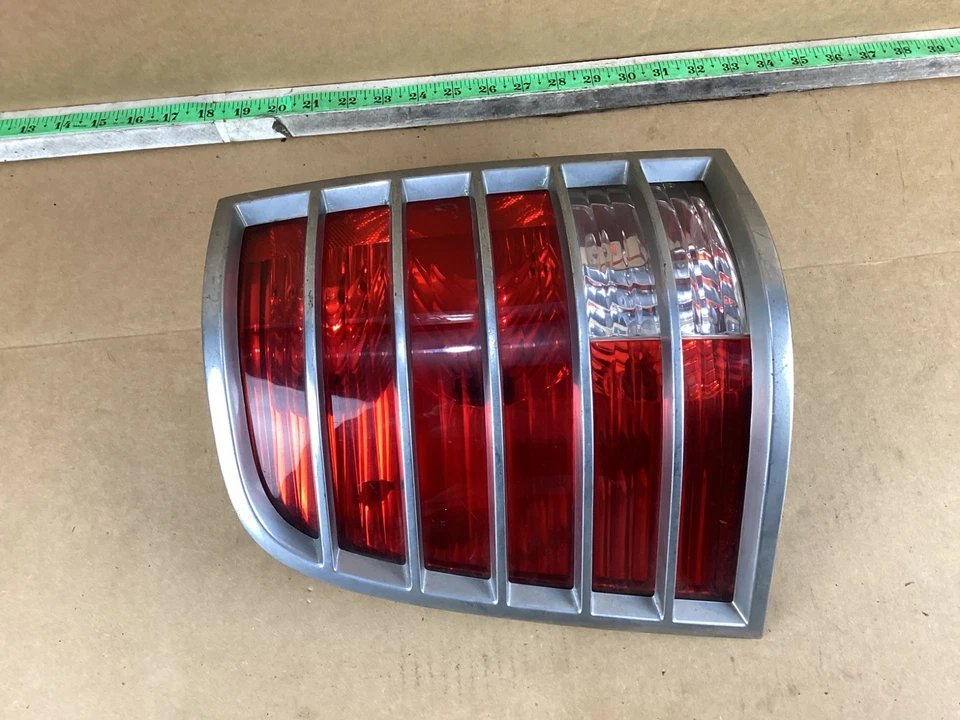 Luz trasera izquierda Mercury Mountaineer 2002-2005 OEM Foto 4 de 4