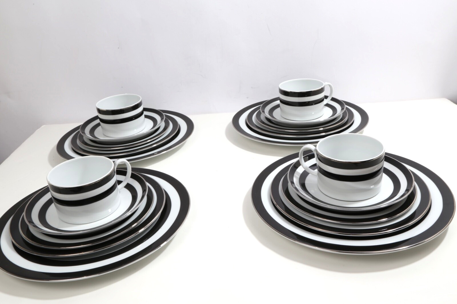 20 Piece Plates Collectible