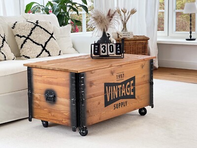 Table basse marron foncé fabriquée à partir d'un coffre militaire vintage, bois massif recyclé, style rustique loft, sur roulettes - France Table basse marron foncé fabriquée à partir d'un coffre militaire vintage, bois massif recyclé, style rustique loft, sur roulettes - France