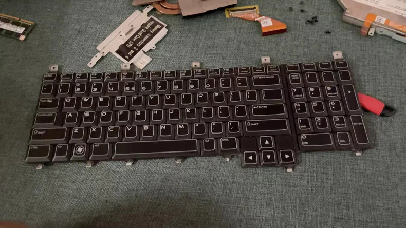 Alienware M17X R4 M18X R2 Keyboard - 100% Functional, Minor Wear, Plug & Play - Image 3 of 4