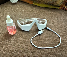 Red light therapy and vibration for under eye bags and dark circles