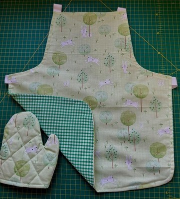 Frühling Hasen & Lämmer wunderschöne Wende-Kleinkindschürze und Spielofenhandschuh.