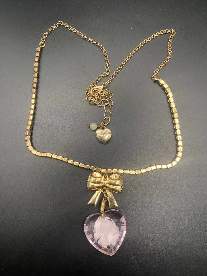 Betsey Johnson Rosa Corazón Rosa Camafeo Colgante Tono Dorado Collar Arco MIRA LEER Foto 4 de 4