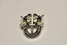 De Oppresso Liber Lapel Pin US Army Special Forces Group SFG Green Beret SF