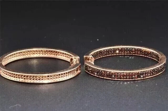 Pendiente de aro Huggie para mujer con diamantes marrones creados en laboratorio de 3 quilates enchapado en oro rosa de 14 quilates Foto 2 de 4