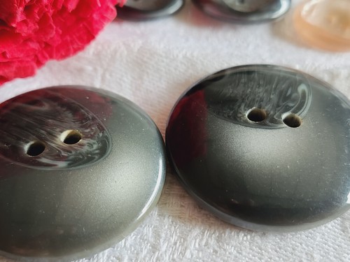 Lot De 23 Boutons Vintage Violets Veinés - Diamètre 1,3 Cm, à 4 Trous, Référence 1144