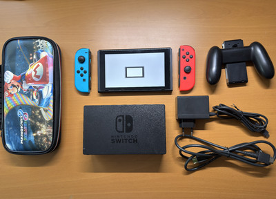 Nintendo Switch 32 GB + Case + 128 GB Speicherkarte