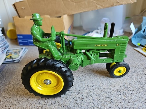 John Deere Model A ERTL 1985 40th Anniversary 1:16 Tractor USA Green CP - Picture 4 of 5
