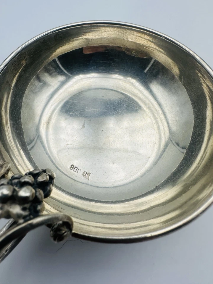 Posacenere in argento 800 con impugnatura raffigurante la Vite con Uva - Immagine 3 di 4