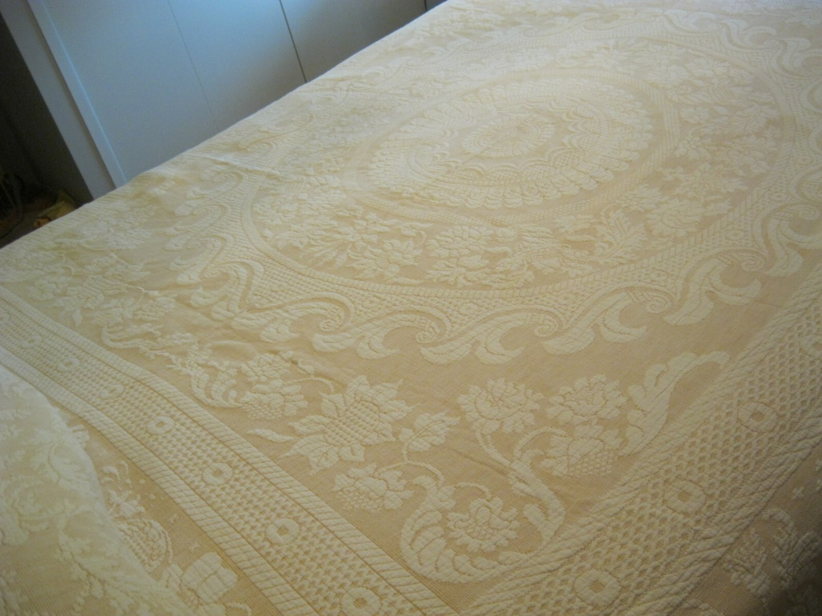 Bates Queen Elizabeth matelasse Bedspread linen clr center medallion
