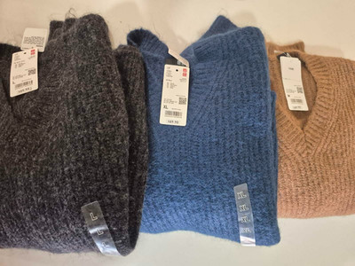 UNIQLO Women Blue Fluffy V Neck Sweater/Oversized Pullover