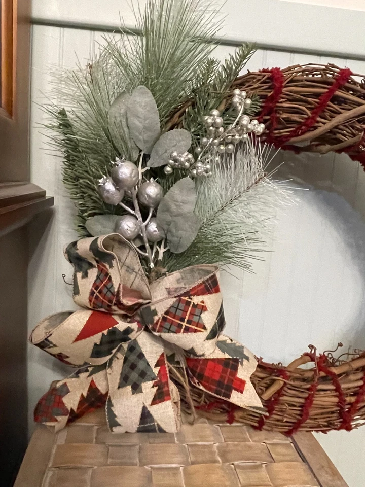 Corona colgante de Navidad rústica primitiva de campo hecha a mano Foto 2 de 4