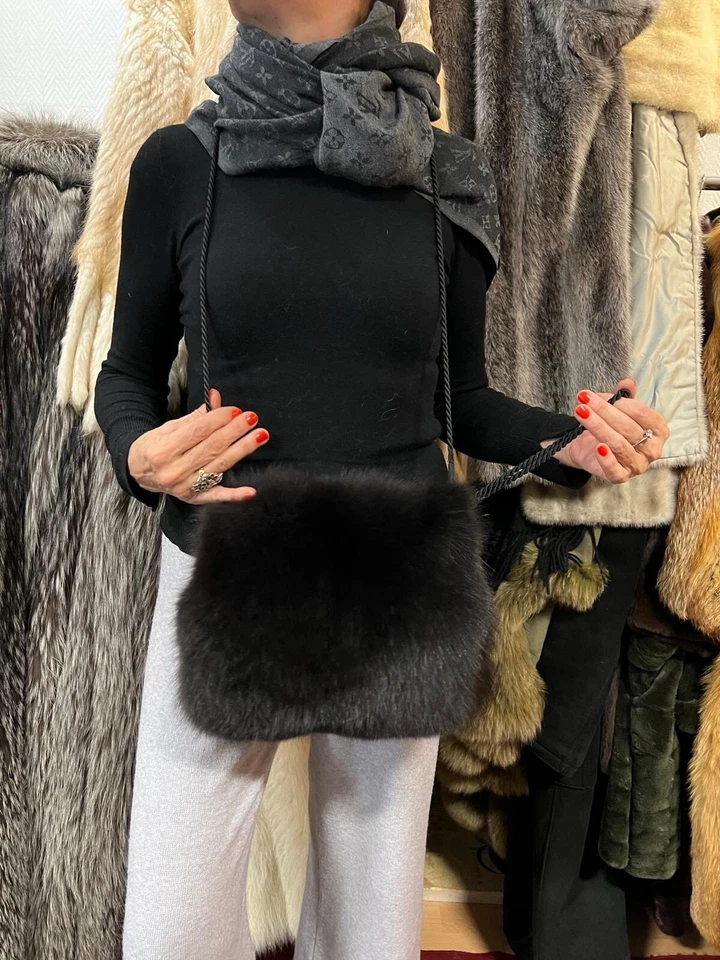 Bolso de piel de zorro manguito de piel negro Foto 3 de 4
