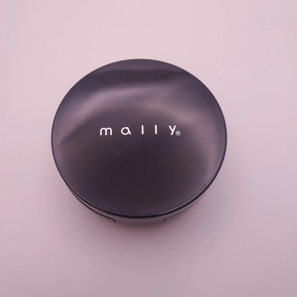 Mally Flawless Finish Transforming Effect Foundation Compact LIGHT  - Image 4 of 4