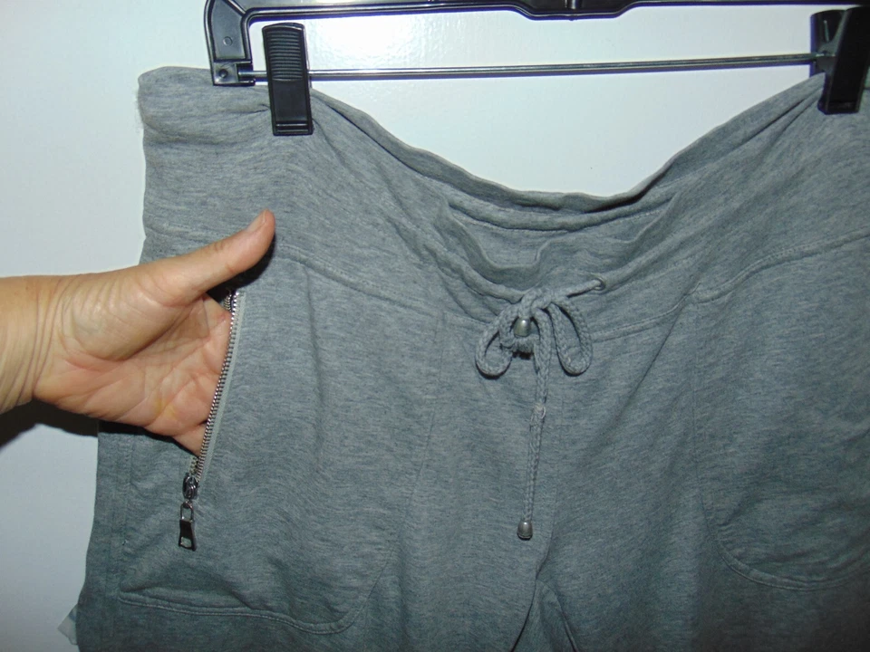 Pantalones de chándal Bloomingdale's para mujer gris cargo elásticos solapa bolsillos traseros cremalleras Foto 3 de 4