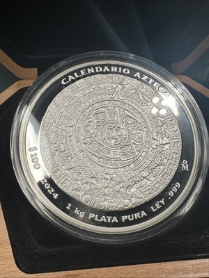 JADEX 公式アカウント 01メキシコ、カルロス４世夫妻特大銀メダル珍品 2024 1 Kilo .999 Silver Aztec Calendar w/ Box, COA, Loupe. Banco