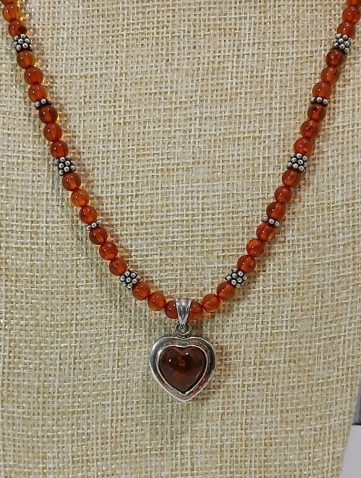Collar con cuentas colgante de cabujón ámbar corazón plata de ley de 19"  Foto 3 de 4