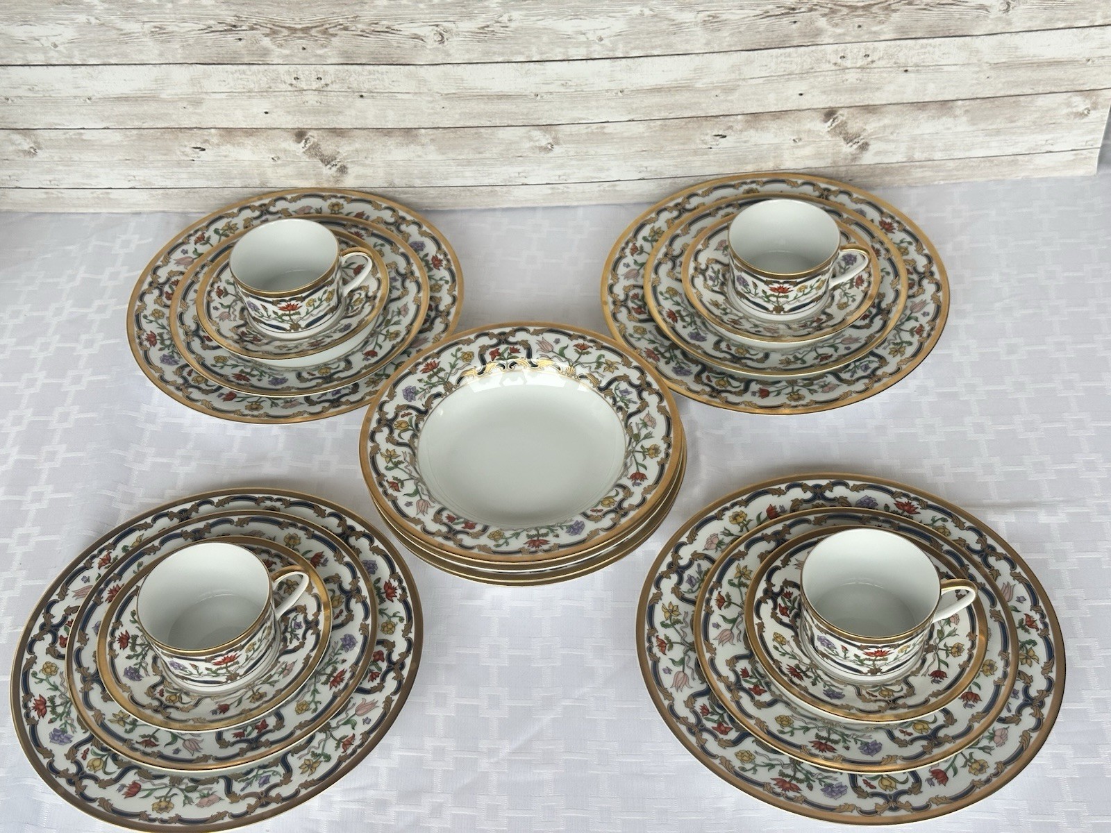 Of 4 Place Settings 20 Pc Gold Trim