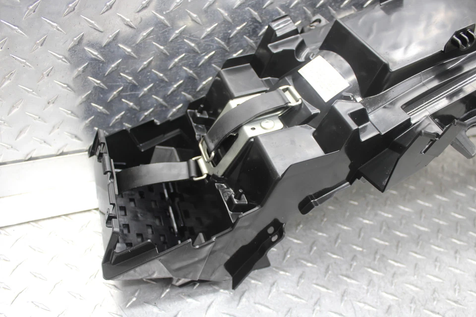 Suzuki GW250Z 2015 trasero trasero trasero bandeja de batería plástico 63111-48H31 Foto 4 de 4