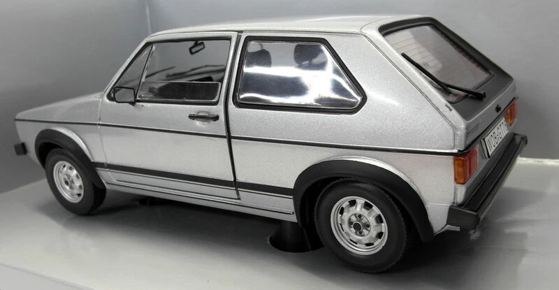 Sunstar escala 1/18 Diecast - 1091 Volkswagen Golf GTI Mk1 plateado Foto 3 de 4