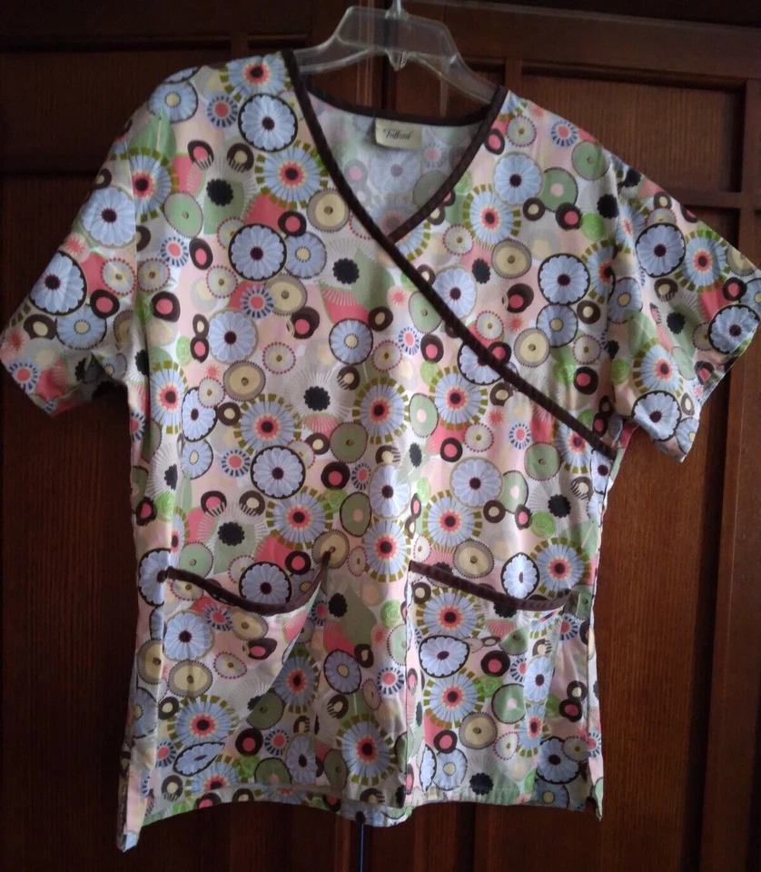 Blusa Médica para Mujer Marca Tafford Usada en Excelente Condición Talla Mediana. Flores con adornos marrones. Foto 2 de 3