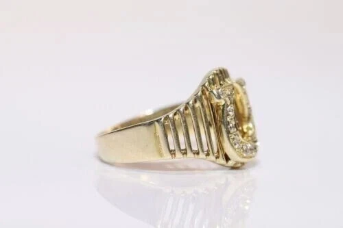 Anillo de compromiso redondo de herradura de diamantes creado en laboratorio de 1,5 quilates enchapado en oro amarillo de 14 k Foto 4 de 4