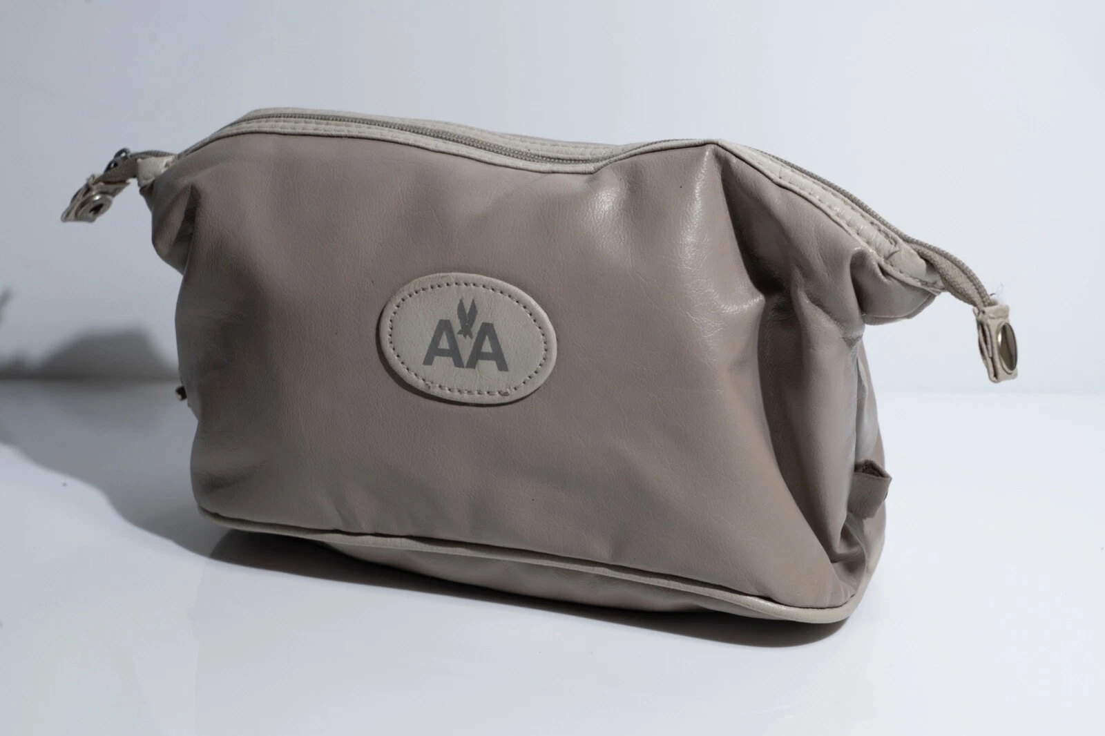 Sac de toilette vintage AA American Airlines équipement première classe avec Christian Dior