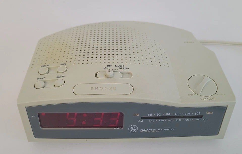 Vintage General Electric 7-4812A Beige Digital AM/FM Alarm Clock Radio Works - Image 3 of 4